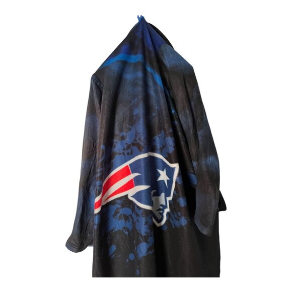 New England Patriots Wearable Blanket Robe – NFL Logo – One Size - Picture 3 of 6
